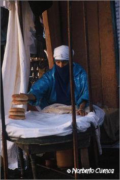028marruecos 2003-marrakech-zocos-vendedora de panes